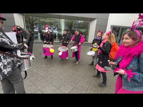 1.4.23 Extinction Rebellion  Drummers vor Autohaus in berlin