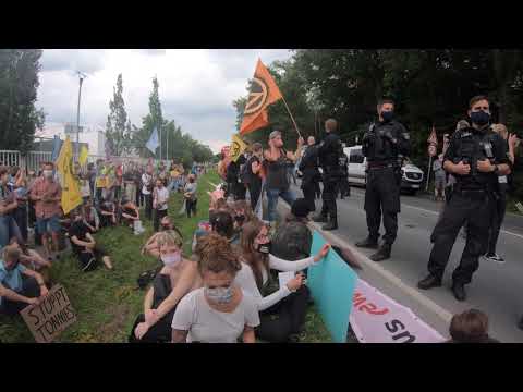 Sitzblockade von #ExtinctionRebellion auf der Strasse von Tönnies in Rheda Wiedenbrück 18.7.20