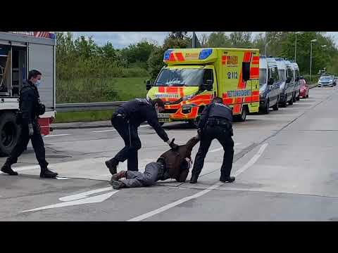 5.5.polizeigewalt bei tripodräumung  bei der Blockade von ExtinctionRebellion bei Heidelberg Zement