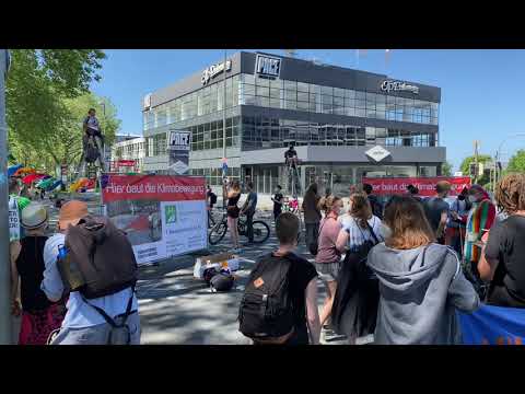 13.6.21 Anuschka mit einer Rede in Dortmund während der Blockade von der B1