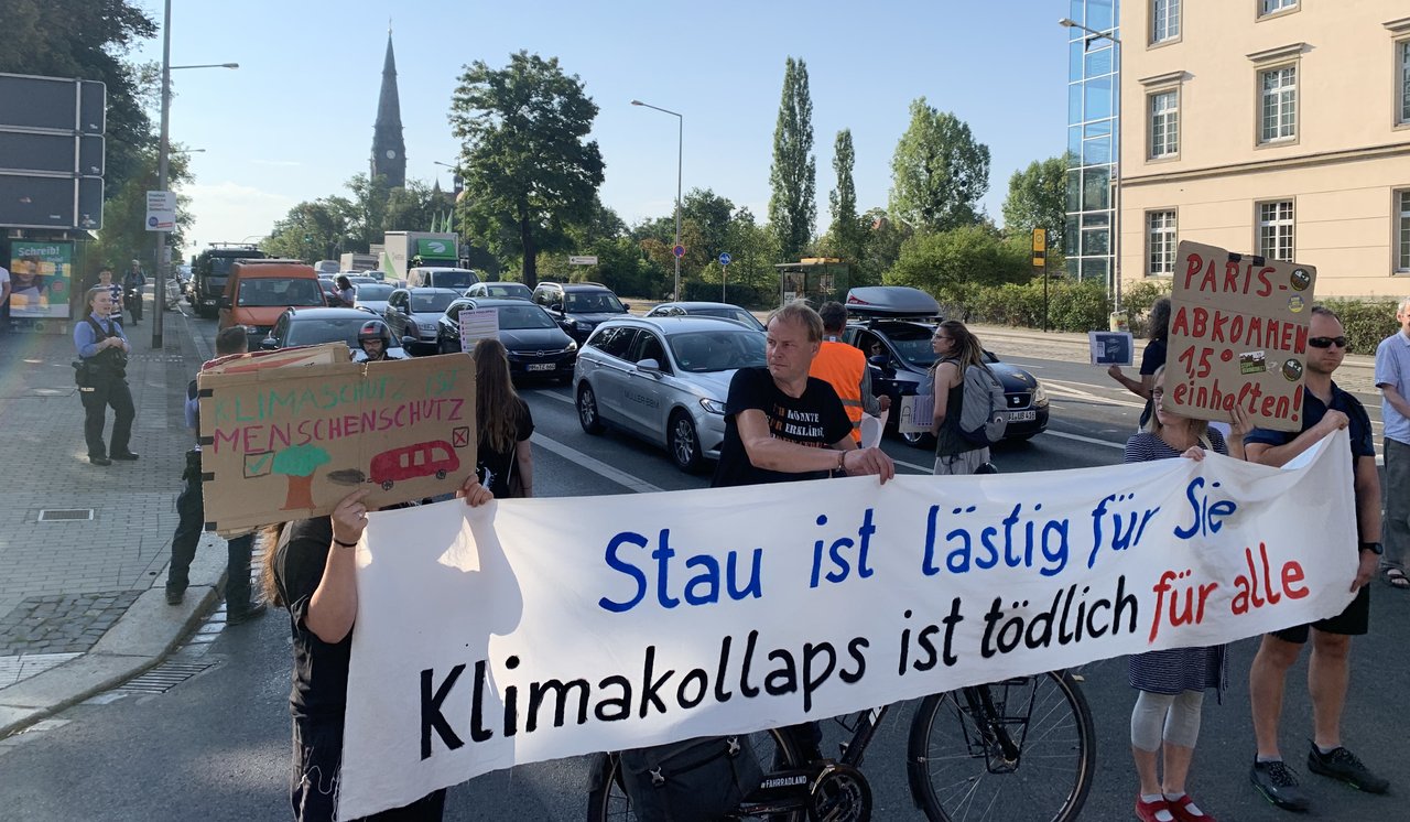 Straßenblockade am 01.08.2024 zu Militär und globaler Sicherheit