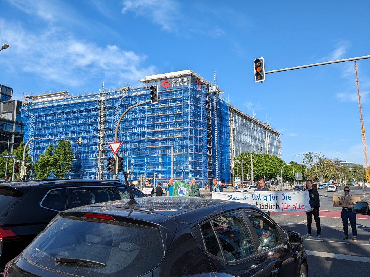 Straßenblockade gegen den fossilen Wahnsinn bei der Sachsenenergie